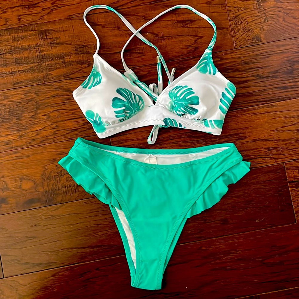 NEW! CUPSHE Corinne Leafy Crisscross Side Ruffle Bikini